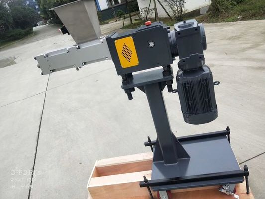 WPCの押出機のための振動の回転対ねじ押出機の側面の送り装置D2材料